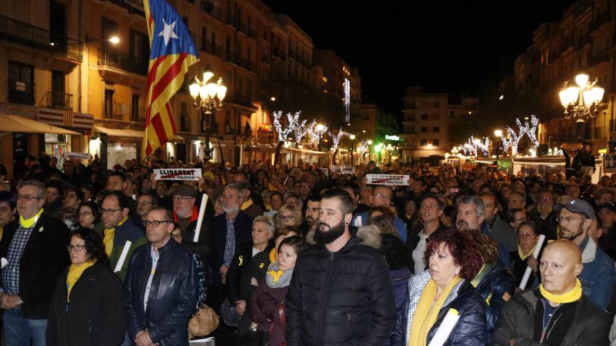 Pla obert dels assistents a la concentració de suport a Oriol Junqueras a la plaça de la Font de Tarragona. FOTO: ACN