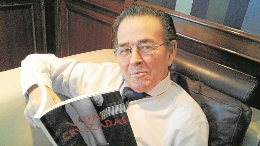 Manuel Barberá, con un ejemplar de su nuevo libro, ‘Vidas cruzadas’. FOTO: DT