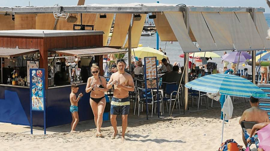 Imagen de uno de los chiringuitos de la playa de Llevant de Salou, que registran siempre una gran afluencia de clientes.