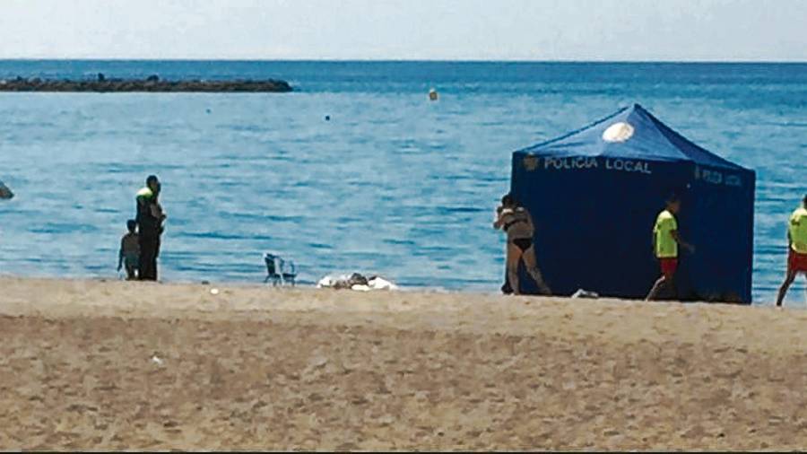 En la playa del Arenal de Vandellòs i l’Hospitalet se ahogó un hombre de 77 años el 22 de junio. Fue la segunda víctima de este verano. FOTO: Dt