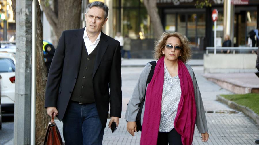 Cori Sauné, la tuitera reusense, llegando a los juzgados de la ciudad con su abogado, Lluís Gibert. FOTO: ACN