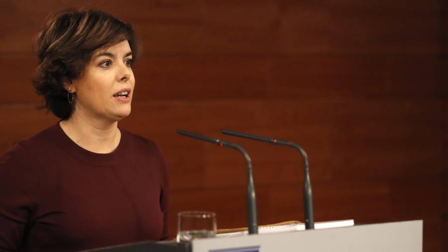 La vicepresidenta del Gobierno, Soraya Sáenz de Santamaría, durante su comparecencia esta noche en el Palacio de la Moncloa. FOTO: EFE