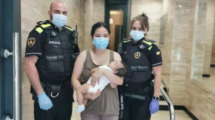 Imagen de los agentes junto al bebé que salvaron y su madre. Guàrdia Urbana Barcelona