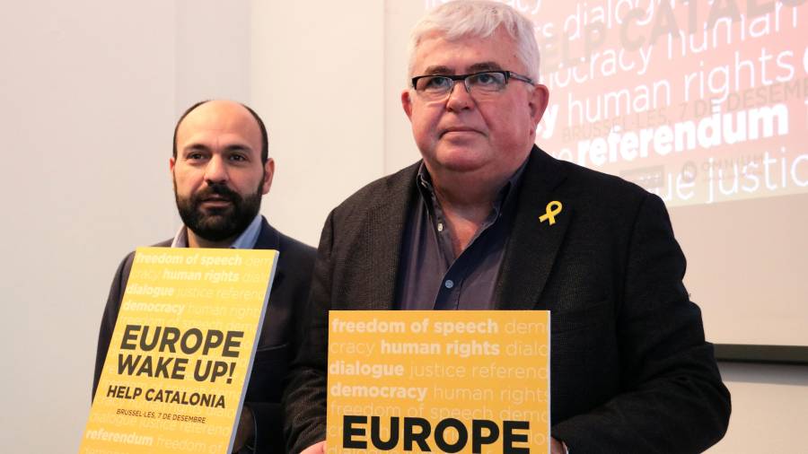 Els vicepresidents d'Òmnium presenten el lema de la manifestació del 7-D a Brussel·les: 'Europa desperta, ajuda Catalunya'