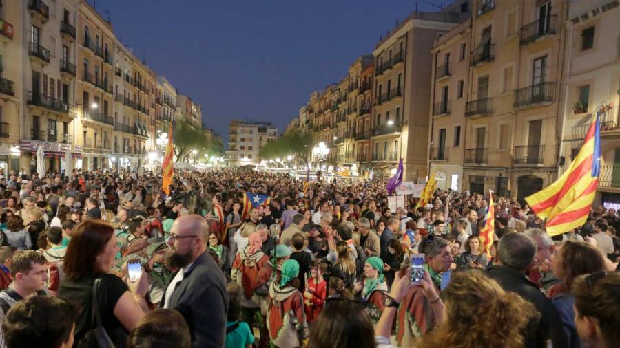 Imagen del aspecto que ofrecía ayer por la tarde la Plaça de la Font, con unas 2.500 personas.FOTO: Lluís Milián