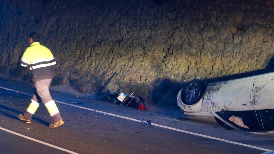 El coche quedó bocabajo y la motocicleta destrozada tras el accidente en Alcover. FOTO: Pere Ferré