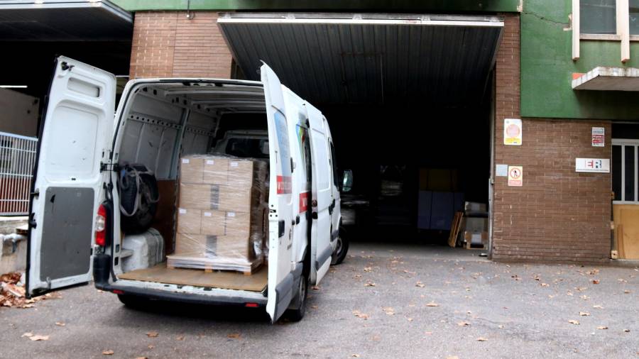 Una furgoneta amb material estacionada a l'interior de l'empresa Enquadernacions Rovira de Sabadell el 18 de setembre de 2017.