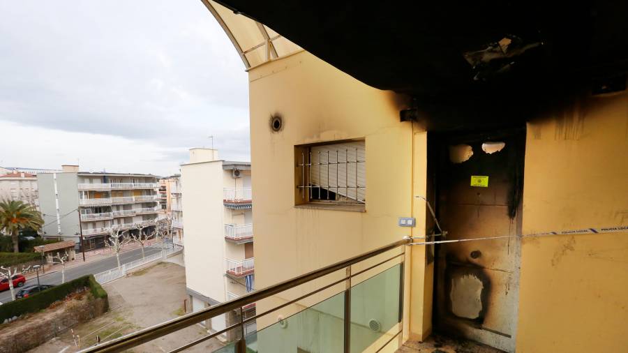 El sutge y el fum ha sortit per la terrassa del pis afectat a l'avinguda Diputació de Cambrils. FOTO: Pere Ferré