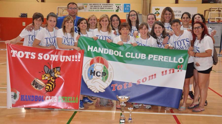 En la imagen el equipo del Handbol Club Perelló que logró el ascenso. Foto: Cedida