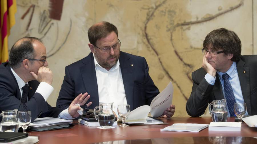 El presidente de la Generalitat, Carles Puigdemont (d), junto al vicepresidente y conseller de Economía, Oriol Junqueras (c), y el conseller de la Presidencia, Jordi Turull (i). FOTO: EFE