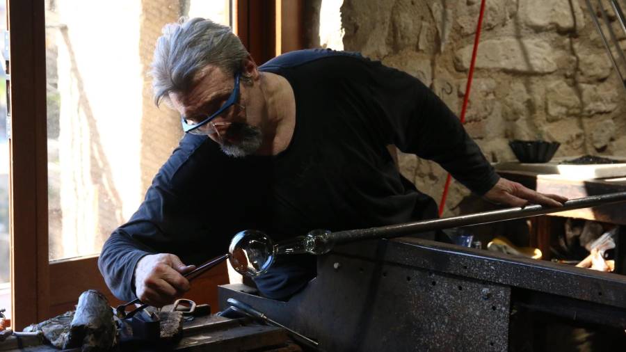 Imatge del mestre vidrier Paco Ramos fabricant un porró de vidre al Museu de Vidre a Vimbodí i Poblet (Conca de Barberà). FOTO: alba tudó