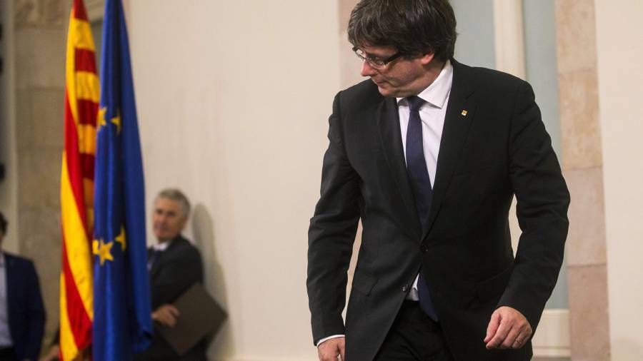 El president de la Generalitat, Carles Puigdemont, després de signar el document sobre la Independència després de comparèixer davant el ple del Parlament. FOTO: EFE