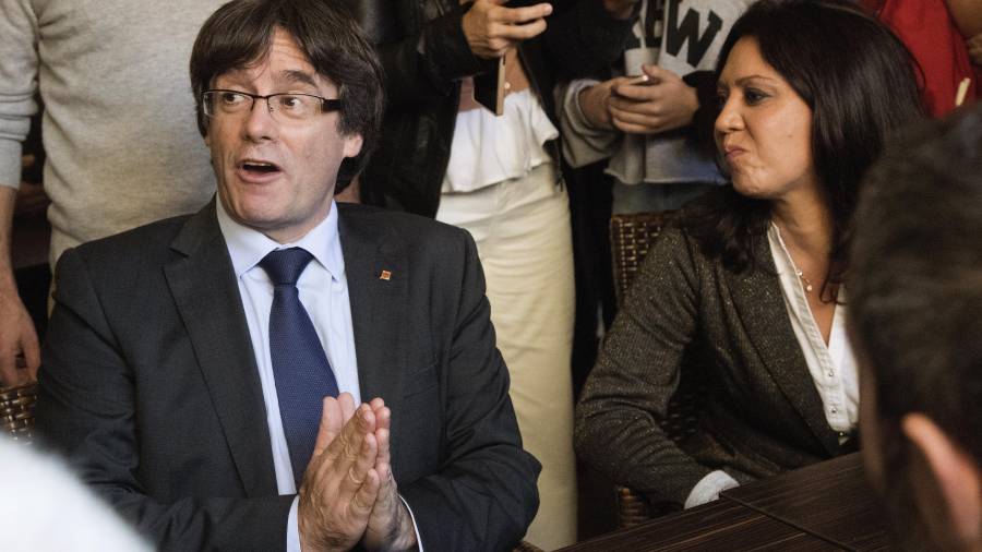 El presidente cesado de la Generalitat de Cataluña, Carles Puigdemont, acompañado por su esposa, Marcela Topor, en un restaurante restaurante de Girona