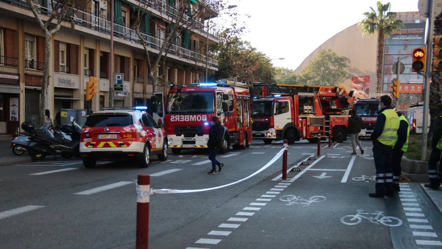 Vehicles dels Bombers de Barcelona a les portes de l'edifici on s'ha originat l'incendi. FOTO: ACN