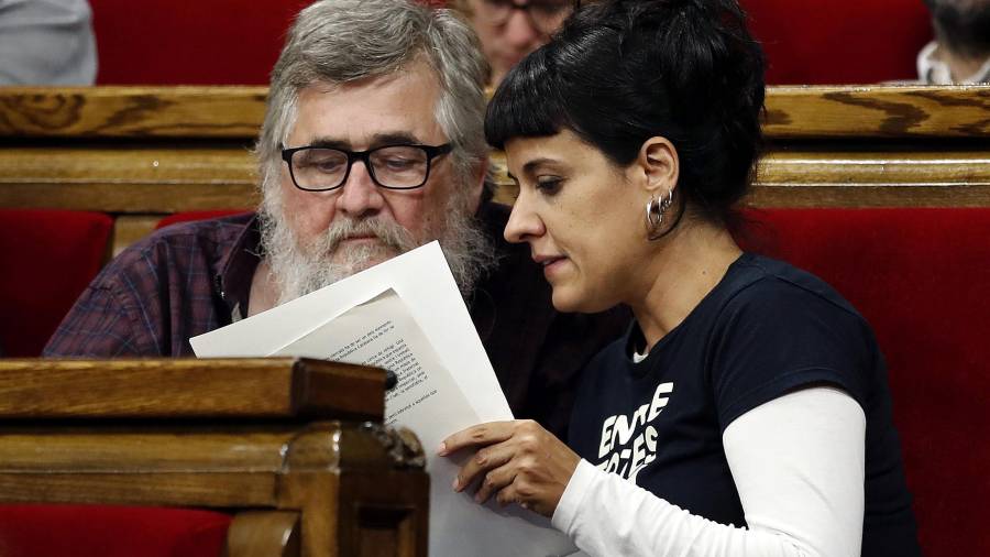 Los diputados de la CUP Anna Gabriel y Joan Garriga tras la declaración de Puigdemont en el Parlament. EFE/Alberto Estévez