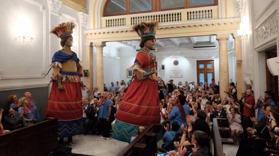 Els gegants Indis han ballat dins del saló de plens de l'Ajuntament de Reus. Foto: Aj. Reus