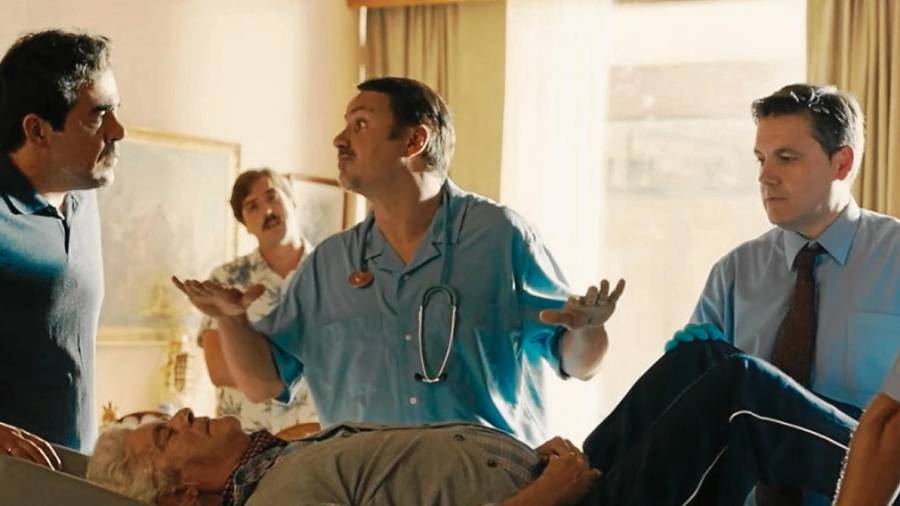 Paco Enlaluna, en el centro de la imagen, interpreta a un médico forense poco ortodoxo, en la película ‘Viva la vida’. FOTO: Cecida