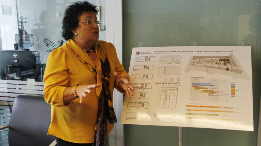 La rectora de la URV, María José Figueras, con los mapas que muestran el estado del proyecto. FOTO: acn