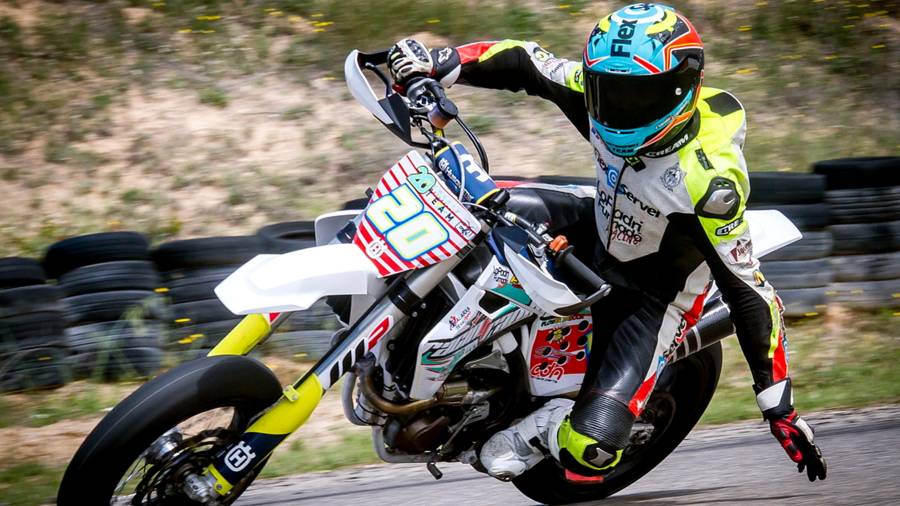 El piloto ampostino Pau Monllau Bedós pilotando su moto durante la disputa de una prueba. FOTO: àngel úcar