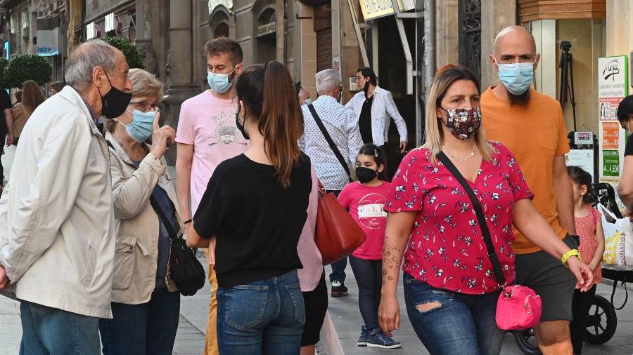 Tarragona supera un día más los 300 nuevos contagios y se dispara el riesgo de rebrote. Foto: EFE