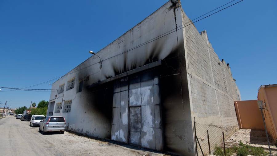 Així ha quedat el magatzem a causa del foc. Foto: Joan Revillas