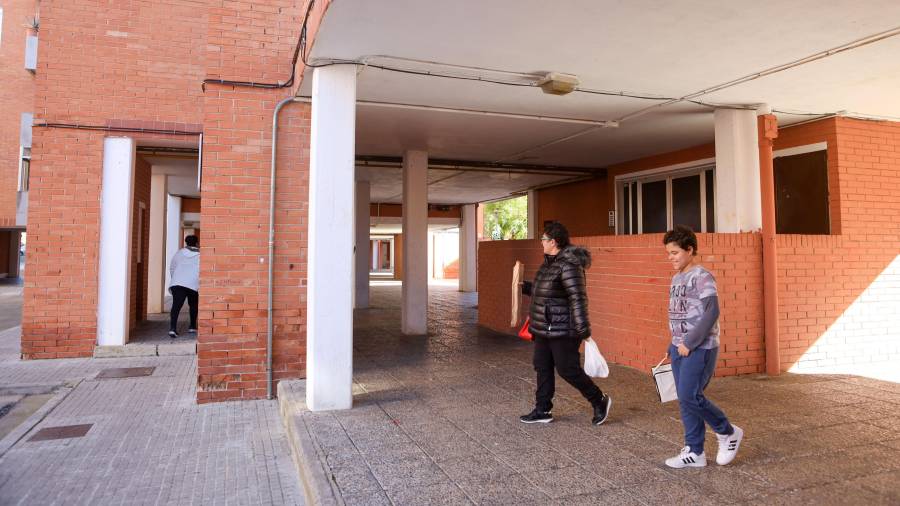 En Mas Abelló, el Ayuntamiento cambiará los puntos de luz ubicados en los porches –la mayoría rotos– por farolas. FOTO: Alba Mariné