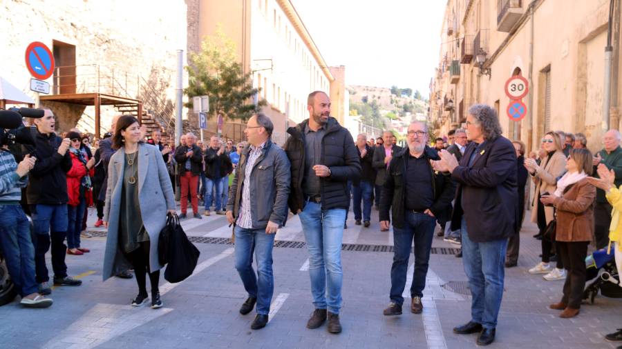L'alcalde de Roquetes, Paco Gas, el regidor Francesc Ollé i el treballador Ivan Garcia, acompanyats de la seva advocada i el diputat Joan Tardà, rebent l'escalf de desenes de persones camí del jutjat de Tortosa. FOTO: ACN / ANNA FERRÀS