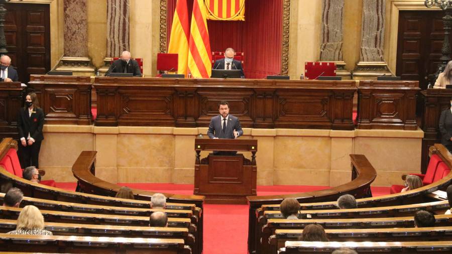 Imagen del hemiciclo del Parlament con el presidente en funciones, Pere Aragonès. ACN