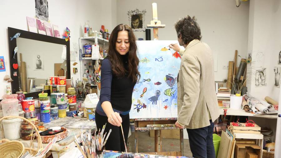 Les persones que visitaven l’estudi de Nuri Mariné participaven en la composició d’un quadre amb els peixos com a protagonistes. FOTO: ALBA MARINÉ