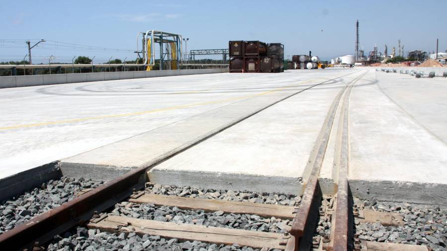 La terminal ferroviaria ubicada en las instalaciones de Bayer en La Canonja espera la conexión con el 'tercer hilo' para exportar en vías de ancho europeo. Foto: ACN