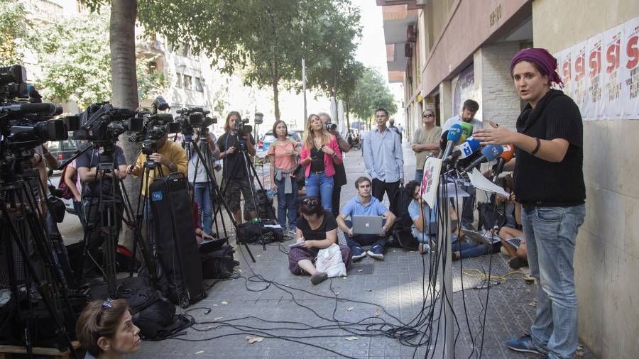 La rueda de prensa de la CUP se llevó a cabo en medio de la calle, en Barceloona. FOTO: EFE