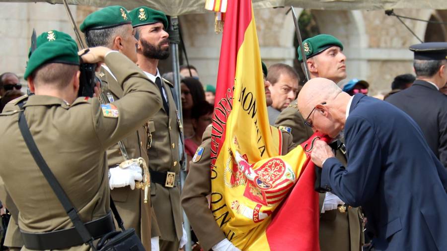 Un dels civils que s'ha apuntat a la jura de bandera espanyola, fent una petó a la 'rojigualda' aquest 23 de setembre del 2017