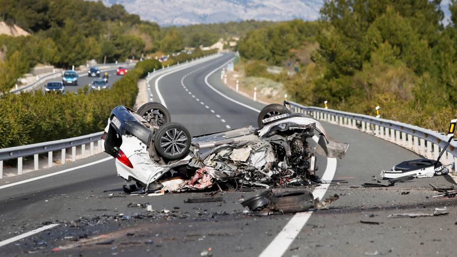 Imagen de uno los vehículos implicados en un accidente en el que han fallecido dos personas y otras dos han resultado heridas. EFE