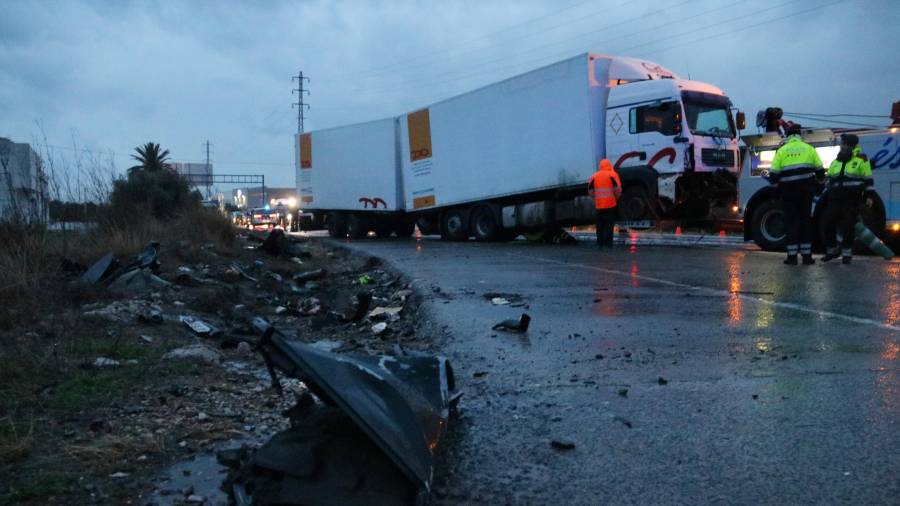 Imatge del camió i un tros del turisme on viatjaven les tres víctimes mortals en l'accident de trànsit a Coma-ruga. foto:acn
