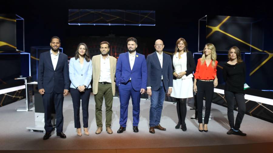 Los representantes de los partidos en Catalunya antes de iniciar el debate. ACN