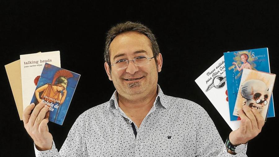 El poeta Juan Carlos Elijas con algunos de los libros que ha publicado. Foto: Lluís milián