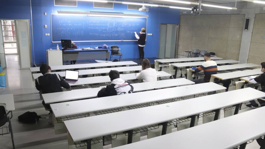 Alumnos de primero dando clase presencial en la Facultad de Economía y Empresa de la URV. FOTO: ACN