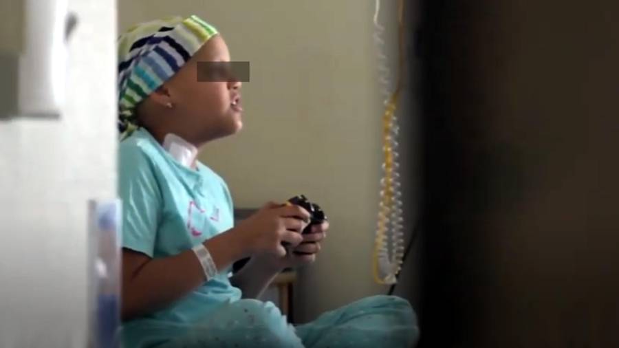 Paciente con cáncer jugando a la consola. FOTO: ACN