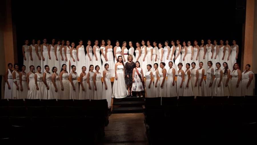 Les pubilles vestides de blanc i de llarg en el ball de gala d'anit. Foto: Ajuntament de Tortosa