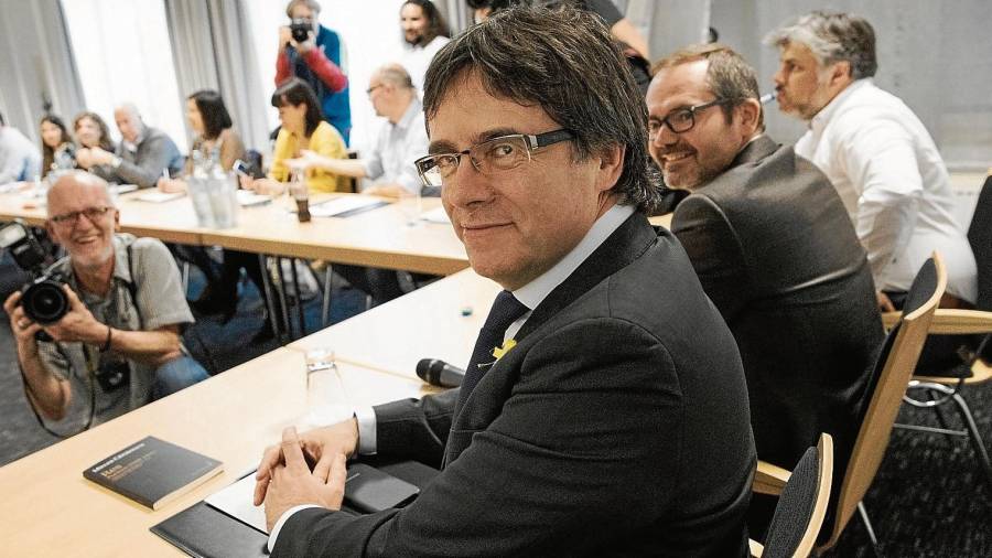 Puigdemont, durant la reunió d’aquest cap de setmana passat a Berlín amb els diputats del grup parlamentari de JxCat. Foto: EFE