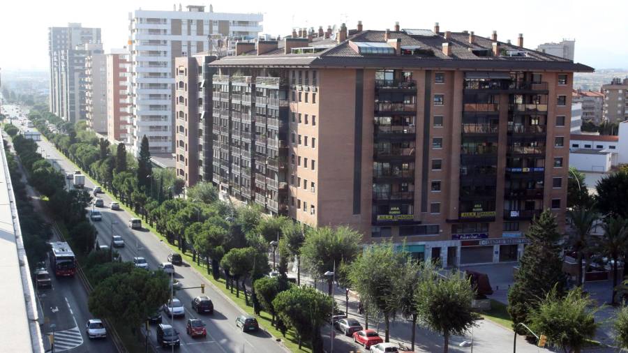 Fotografía aérea de la Avenida Roma, con coches circulando