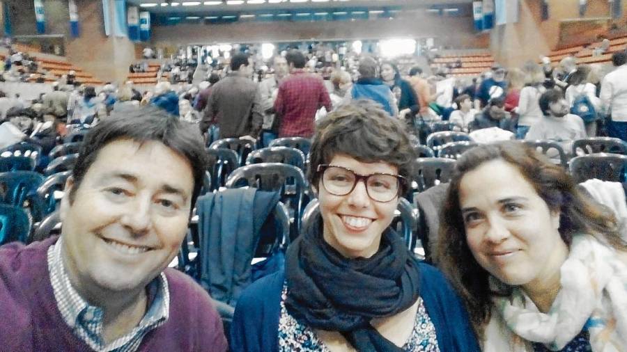 La politóloga, mediadora y activista social Carla Aguilar, en el centro, en una imagen de archivo junto al expresidente de la Federación de Vecinos de Tarragona (FAVT), Antoni Peco. FOTO: Facebook