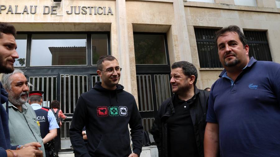 Algunos de los investigados por la huelga del 8-N en el Camp de Tarragona a la salida de los juzgados. FOTO: ACN