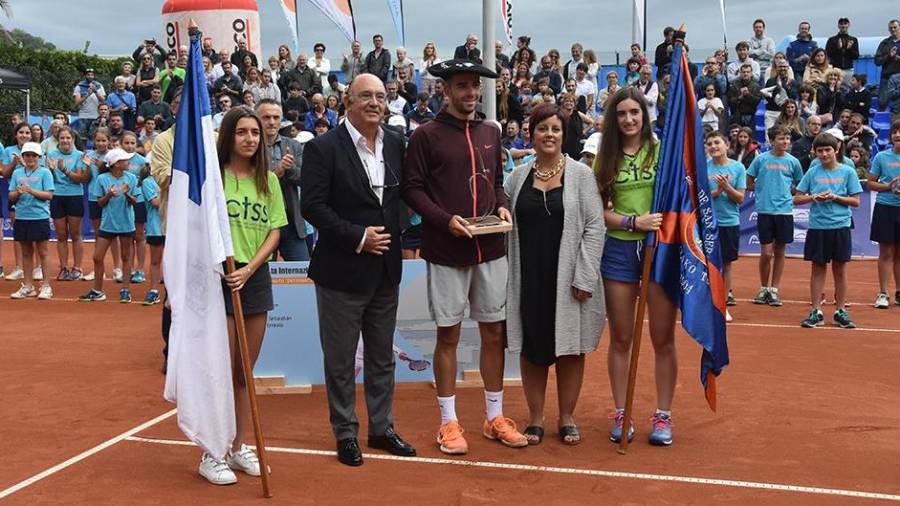 Eduard Esteve, en el centro, con la txapela y el trofeo de vencedor. FOTO: CT San Sebastián