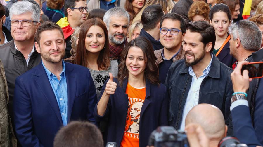 Inés Arrimadas, con el pulgar en alto, rodeada de sus incondicionales en Tarragona. FOTO: Pere Ferré