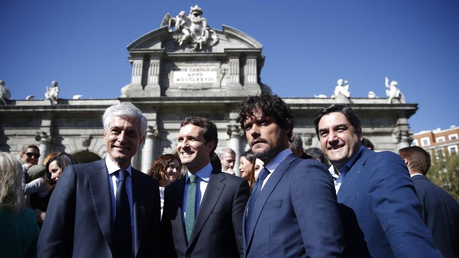 El presidente del PP, Pablo Casado, posa junto a Adolfo Suárez Illana, el torero Miguel Abellán y el diputado José Ignacio Echániz. FOTO: efe