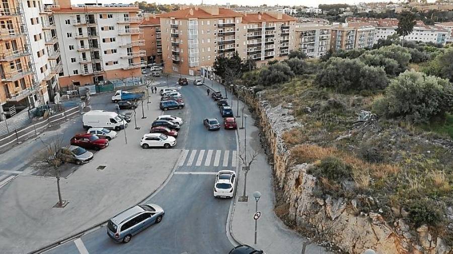 Imagen de los terrenos donde se ubicará la futura residencia para gente mayor, en la calle Mercè Rodoreda. FOTO: Pere Ferré/DT