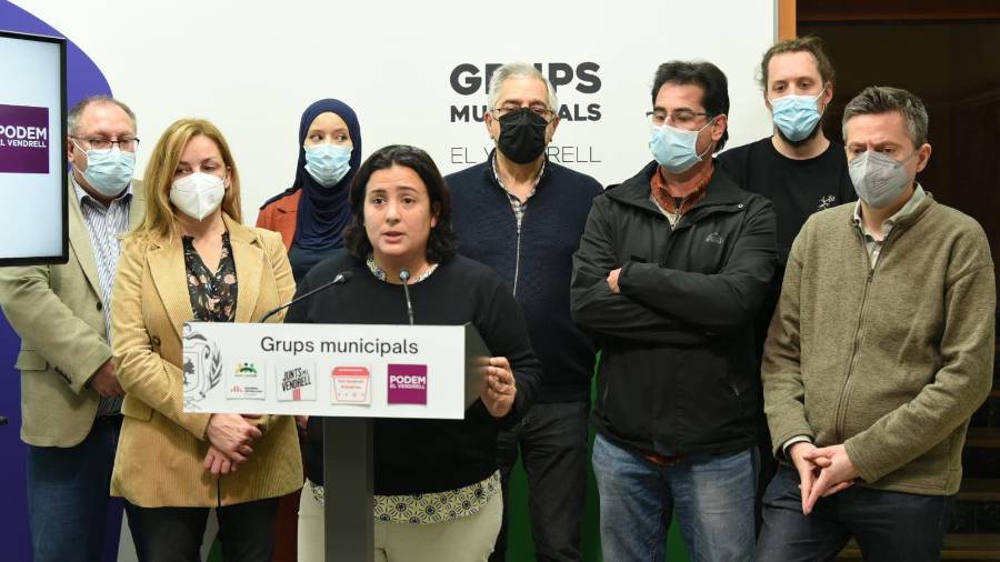 La concejal Verónica Moreno con los concejales de la oposición. FOTO: RAMON COSTA