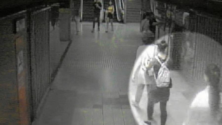 Moment d’un dels robatoris captat per les càmeres del metro de Barcelona. FOTO: ACN