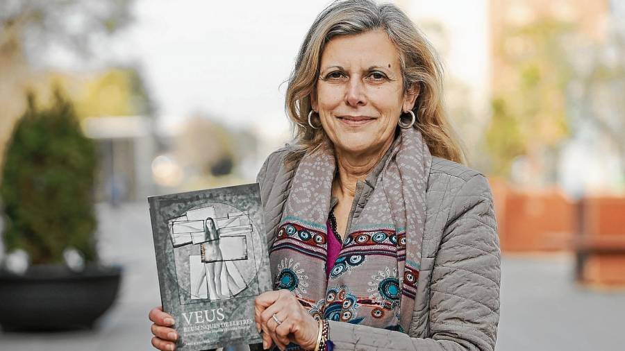 Pilar López Bastida amb un exemplar del llibre ‘Veus’. FOTO: Alba Mariné